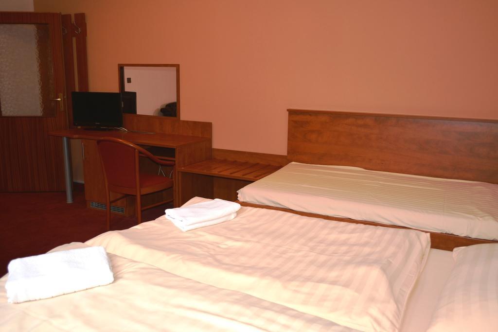 Hotel Koruna Karlstejn ภายนอก รูปภาพ