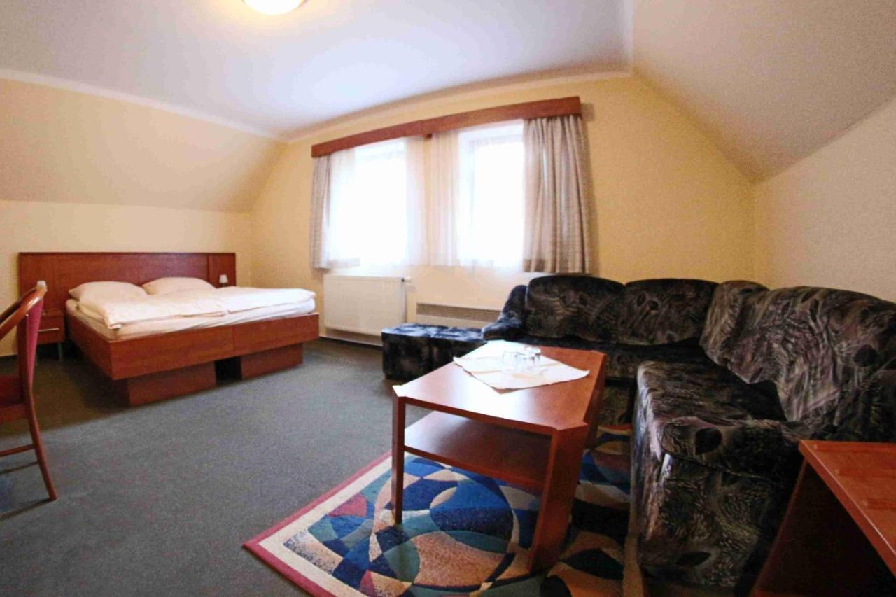 Hotel Koruna Karlstejn ภายนอก รูปภาพ