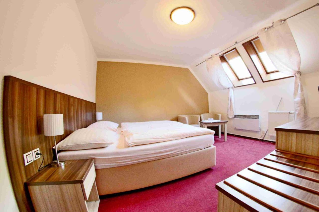 Hotel Koruna Karlstejn ภายนอก รูปภาพ