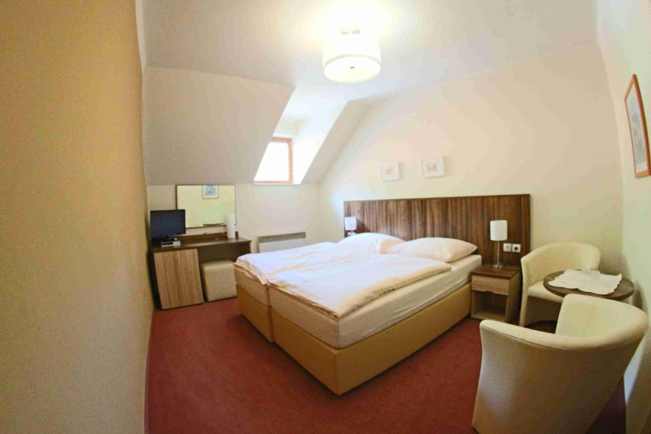 Hotel Koruna Karlstejn ภายนอก รูปภาพ