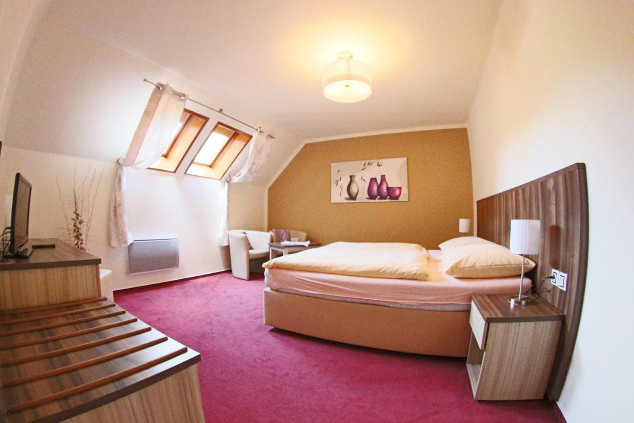 Hotel Koruna Karlstejn ภายนอก รูปภาพ