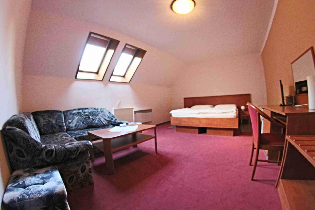 Hotel Koruna Karlstejn ภายนอก รูปภาพ
