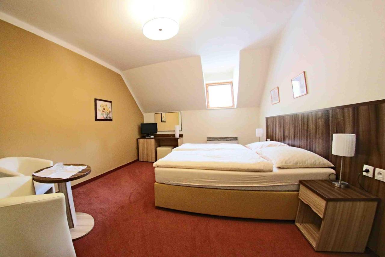 Hotel Koruna Karlstejn ภายนอก รูปภาพ