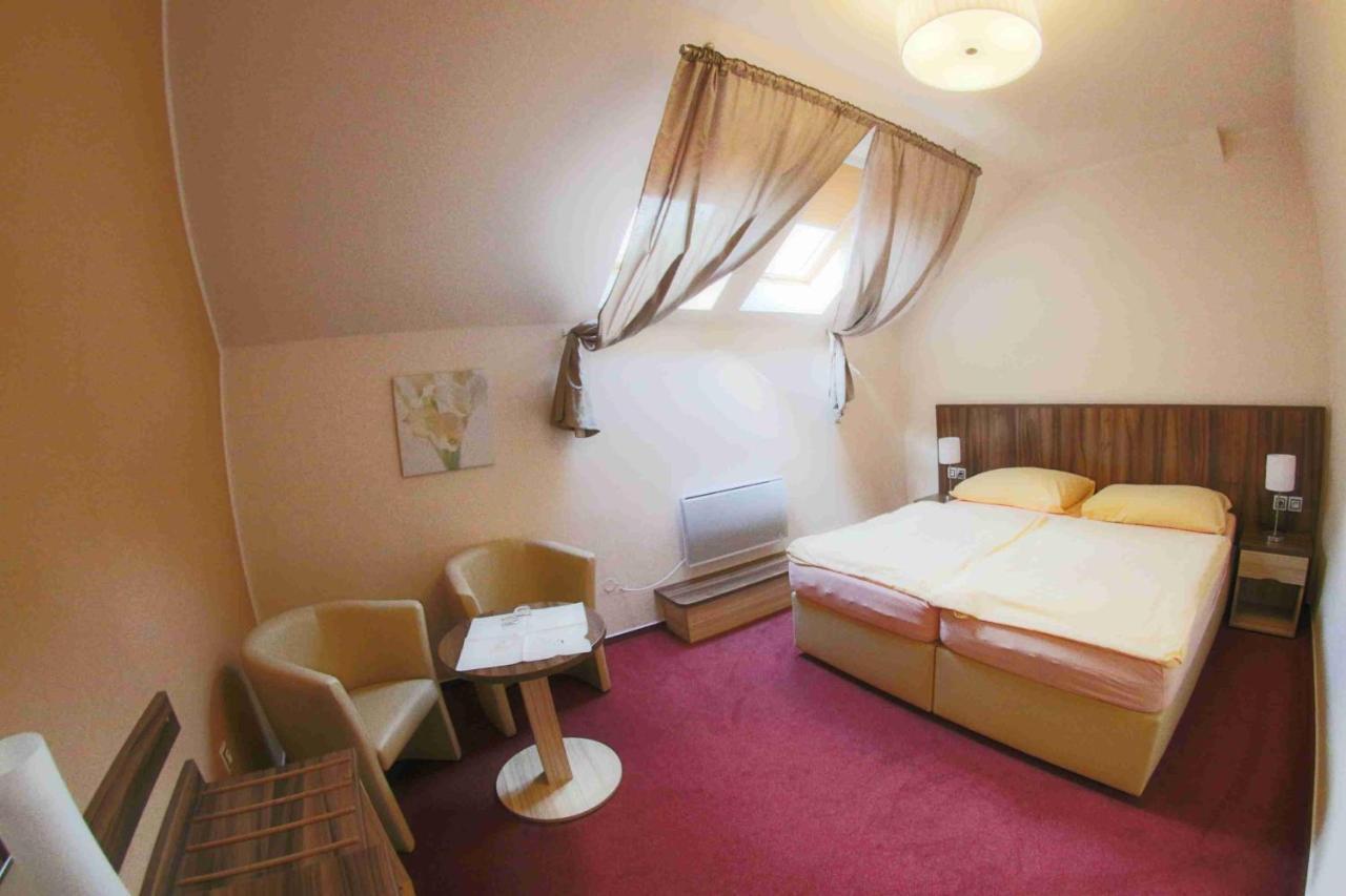Hotel Koruna Karlstejn ภายนอก รูปภาพ
