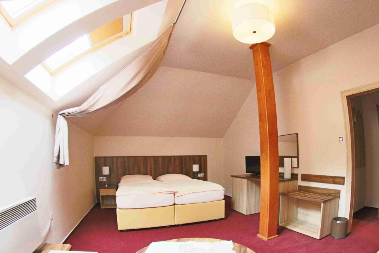 Hotel Koruna Karlstejn ภายนอก รูปภาพ