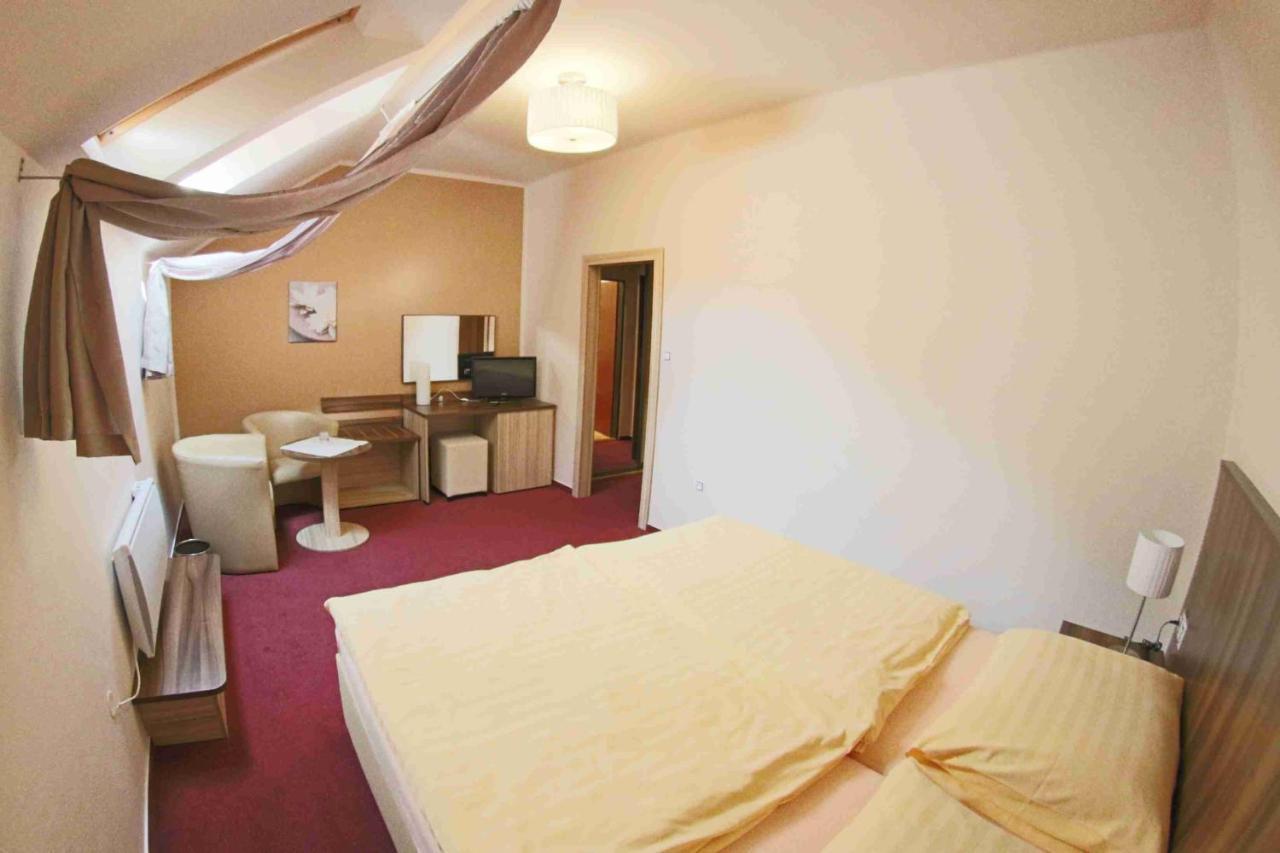 Hotel Koruna Karlstejn ภายนอก รูปภาพ