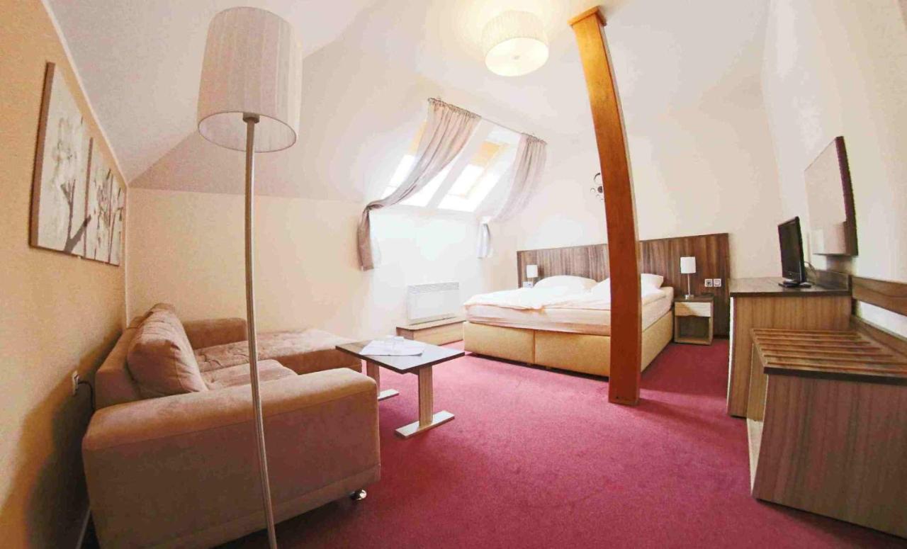 Hotel Koruna Karlstejn ภายนอก รูปภาพ
