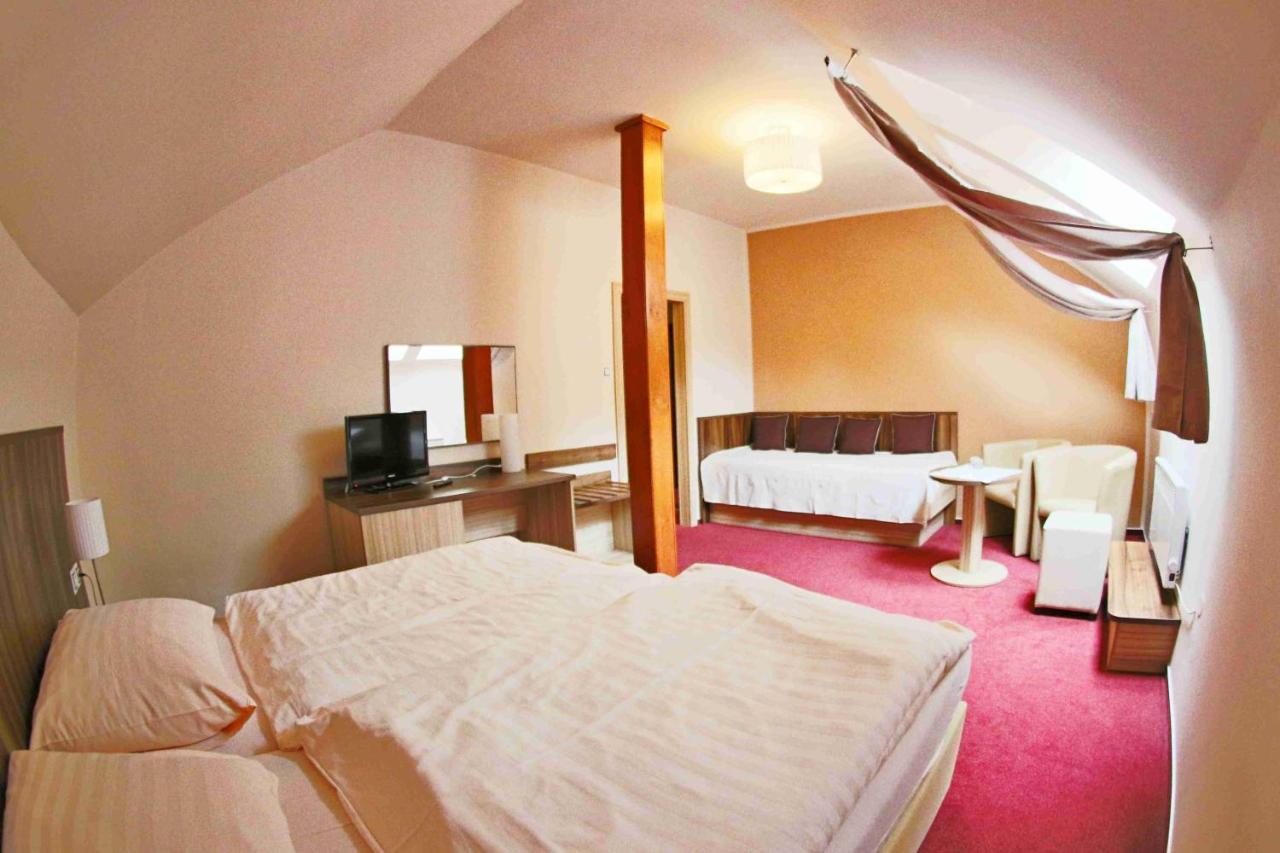 Hotel Koruna Karlstejn ภายนอก รูปภาพ